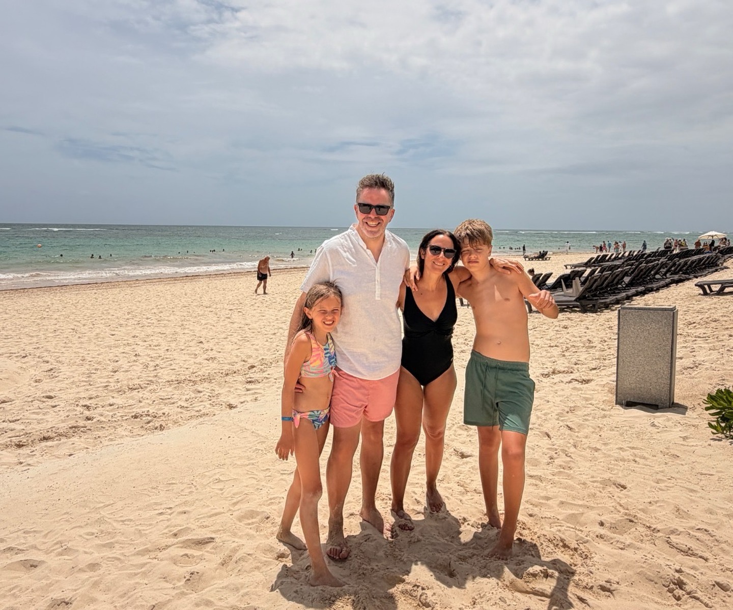 La familia completa disfrutando la playa del resort