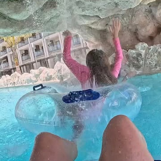 Actividades acuáticas en la pileta del hotel