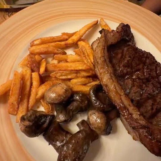 Una comida bien de all inclusive: asado y papas fritas