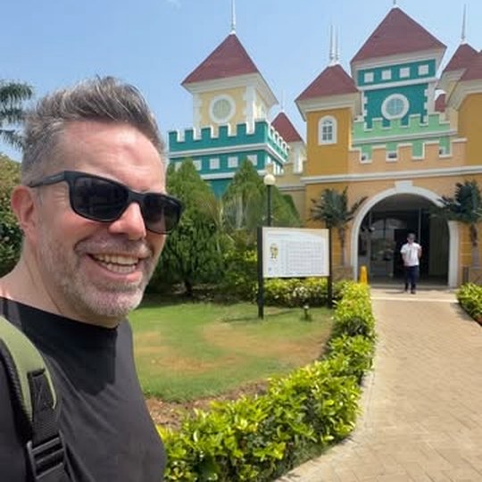 Federico recorriendo un resort estilo castillo